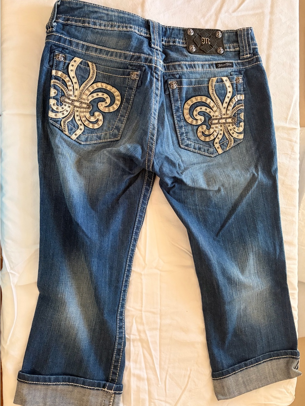 Women’s Miss Me Size 30 Embellished Fleur-De-lis Cuffed Capri Denim Jeans Y2K - Picture 2 of 8